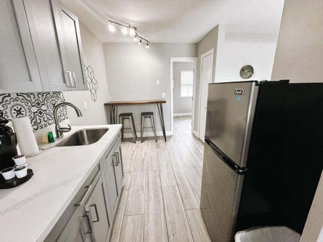 Rustic Retreats Modern 1BR for 4 guests in the heart of Fort Lauderdale