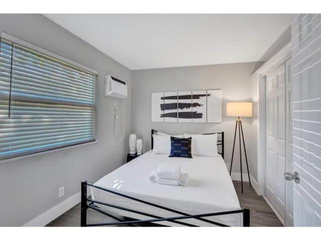 Rustic Retreats Beachy 1BR for 4 guests in the heart of Fort Lauderdale