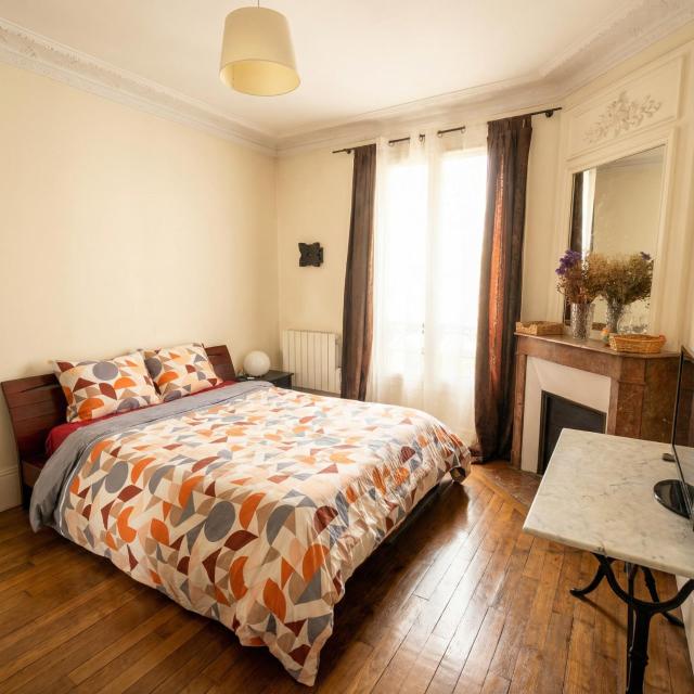 A spacious room in a strategic area