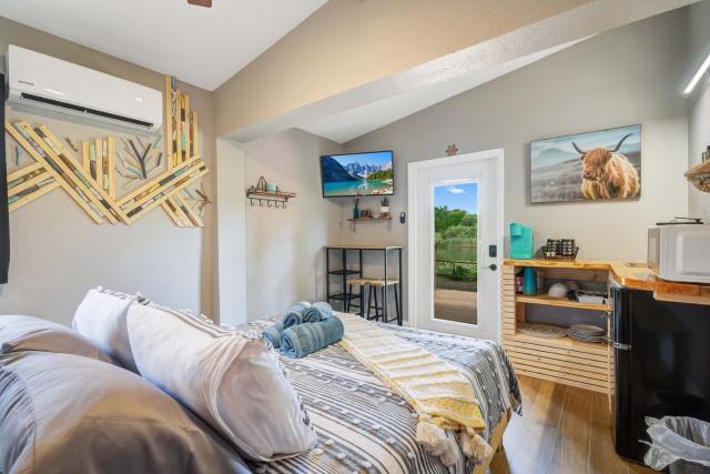 Lake view that is 10mins to Downtown and Parks for 2 Guests