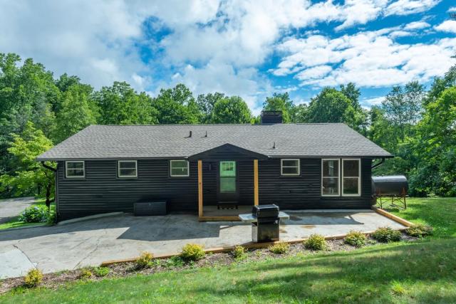 Kamp Wildcat - Family Retreat, Fire Pit, Grill, and 4 Acres!