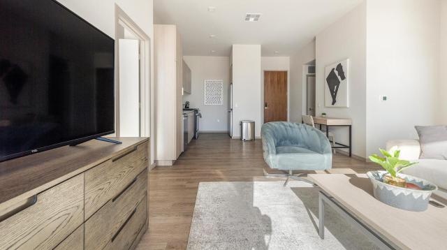 Landing Stunning 2BD Gym Pool