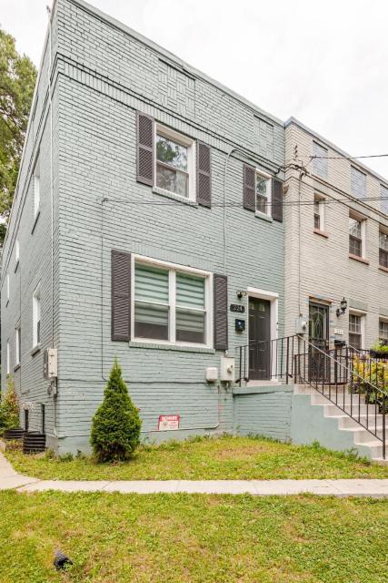Townhouse with 2 Private Rooms in Shared Home with Host