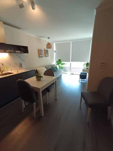 Moderno departamento en Ñuñoa con cama King, internet rápido y piscina