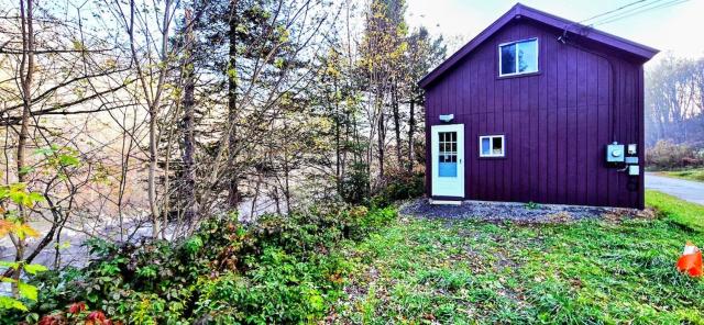 Northwoods Riverside Cabin - Direct Trail Access