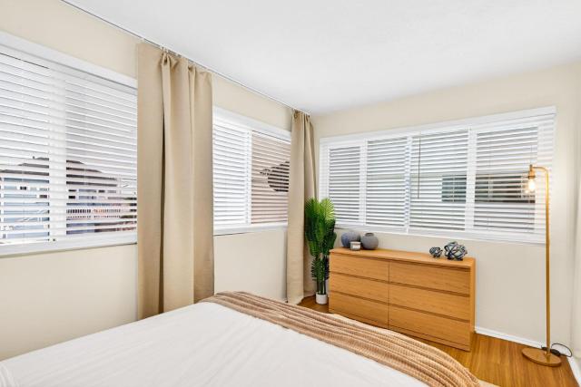 Prime Manhattan Beach 2BR Walk to Beach with Parking