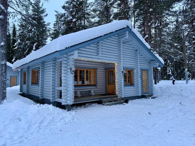 Atmospheric log cabin by the ski tracks