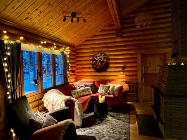 Atmospheric log cabin by the ski tracks