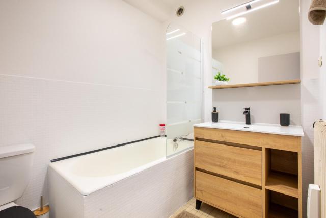 L'Eden Appart, Studio avec cuisine séparée, Idéal Couples, Fibre Haut débit, Garage, 2 Balcons, Très Calme et Confortable, Arrivée Autonome, Rez de Chaussée