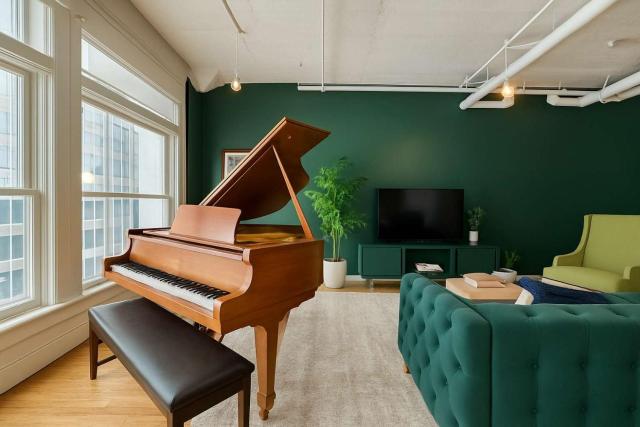 Moss & Oak - King Bed - Grand Piano - TOP FLOOR