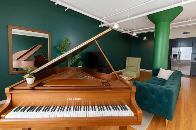 Moss & Oak - King Bed - Grand Piano - TOP FLOOR