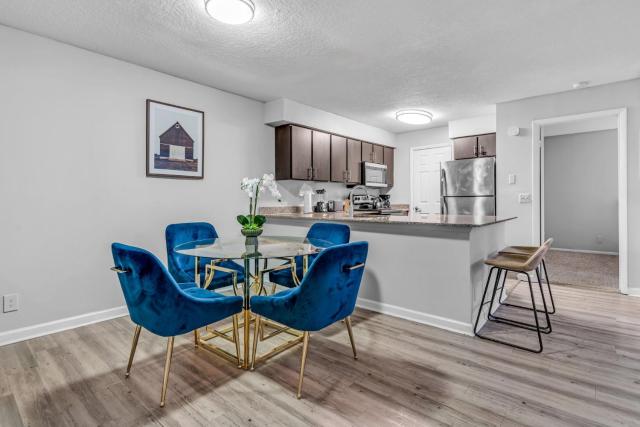 Serene Waterfront 2BR Poolside Living in FTL