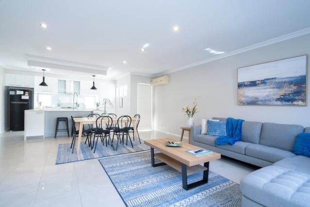 30 Modern & Quiet Retreat -Walk to Dining & Shops