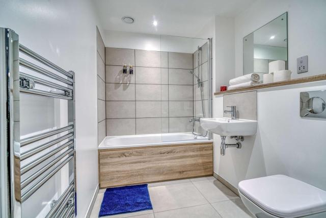 The Trafford Centre - City View - Close to Airport - Sleeps 6