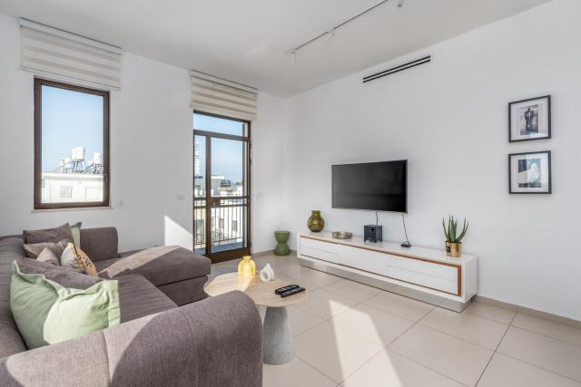 Modern & Bright 3 BDR close to the beach