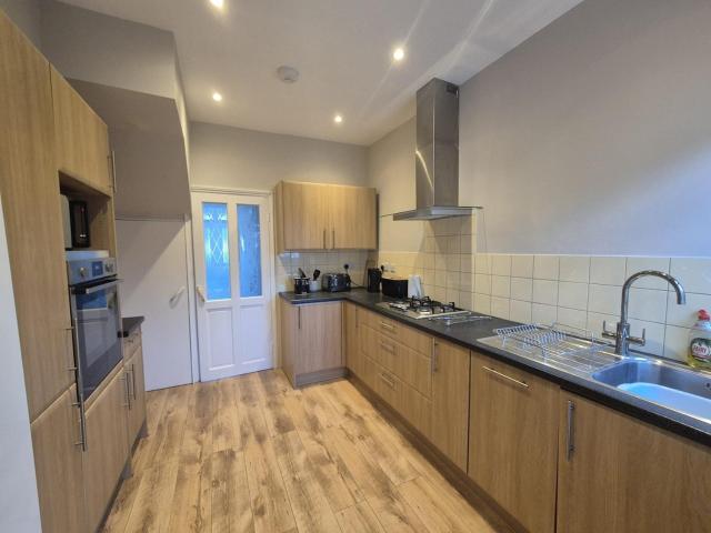 Roomy, comfortable Greater London home, sleeps 8
