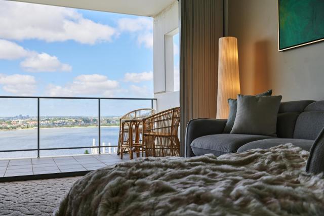 Penthouse Style Apartment, Parking, Pool, Gym