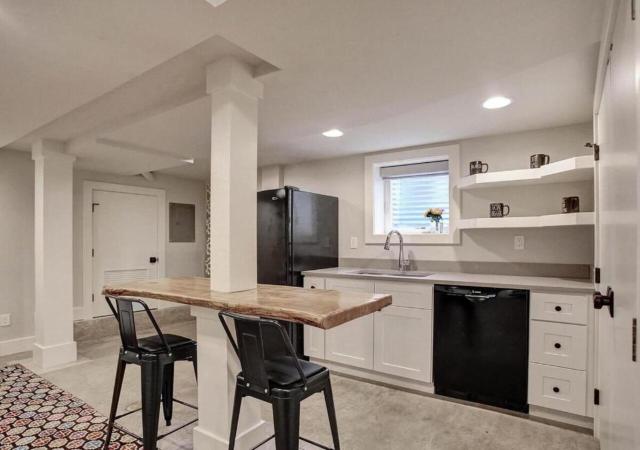 Private Daylight Basement | Near Downtown & Lake