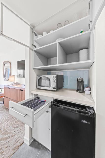 Mountain View Escape Ala Moana Suite 804 NEWEST