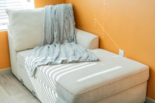 ASU Area 1BR Apt with Pool, Gym, Sleeps 3