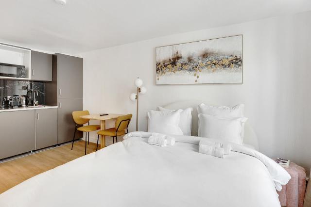 Cozy and central studio in Paris Share Save