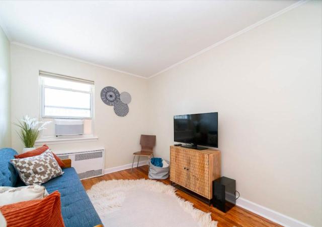 Midtown West 3 Bedroom Washer dryer and Dishwasher, June to Aug 90 days stay required