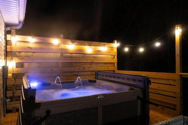 The Mountain Magnolia-Hot Tub on Private Deck