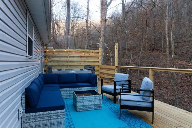 The Mountain Magnolia-Hot Tub on Private Deck