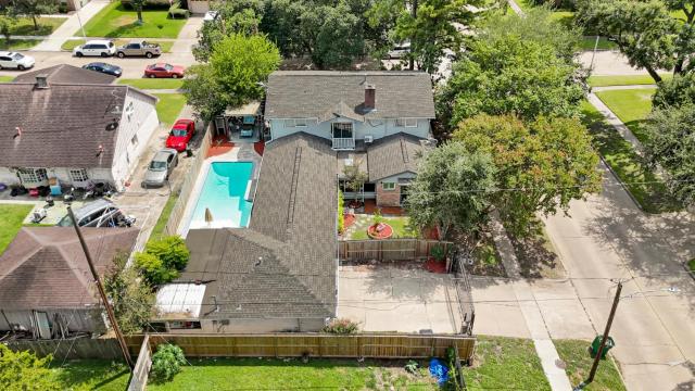 Home for summer with pool, pool table, outdoor kitchen,patio and balcony