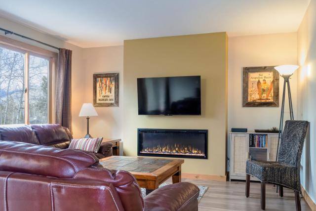 Cozy 2BR with Great Views Near Trails