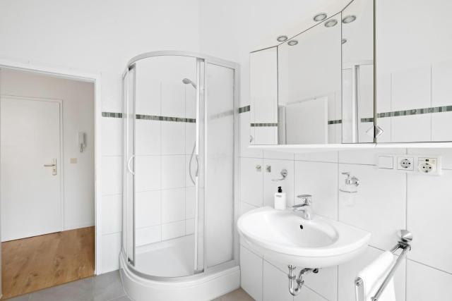 Modern Apartment by Stadtwald, 10 Min to Messe