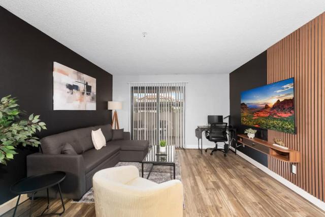 Stylish 2BR Tempe Stay Near ASU Featuring Pool Grill & Parking