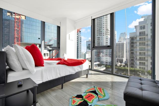 Ocean Front Condo Near Cruise Port, Bayfront Park, plus Free Parking
