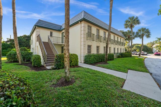 Spacious 3BR-2BA apartment, Prime Location, Near Beaches
