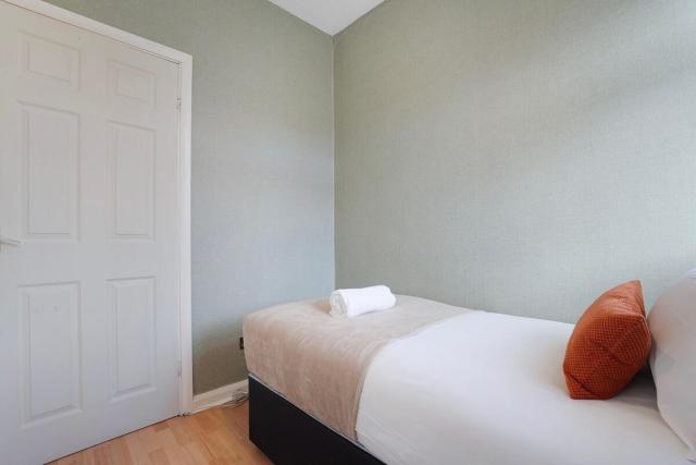 Stylish 3BR House - Sleeps 5 - Free Parking
