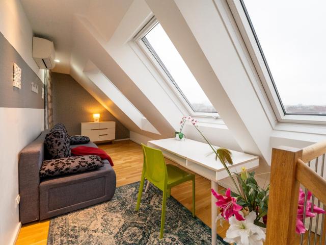 Rooftop Apartment for 6, Air Conditioning, Rooftop Terrace, by Metro U3