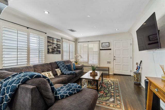 Bungalow Downtown Easy Airport Access Family Friendly