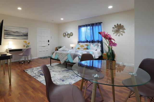 Modern Oasis Studio - near LAX, SoFi, USC, DTLA