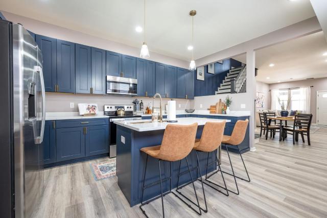 Mins to Downtown 2 King Beds Free Parking Family Friendly