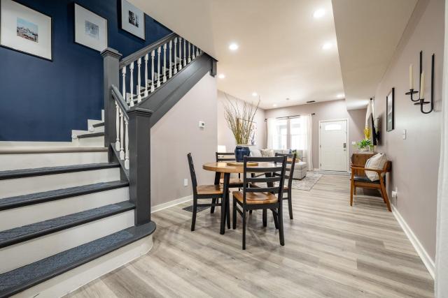 Mins to Downtown 2 King Beds Free Parking Family Friendly