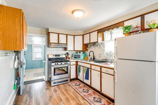 Walk to Lake Ontario & Parks! Lovely Apartment