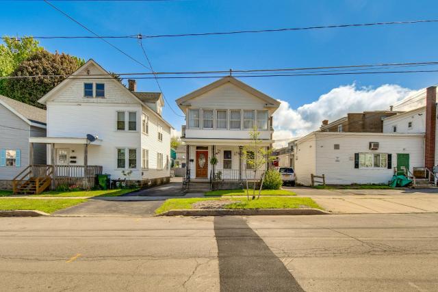 Walk to Lake Ontario & Parks! Lovely Apartment