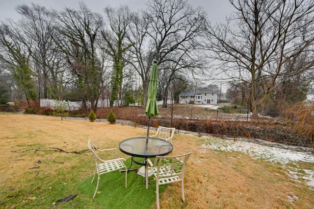 Near Hospitals & Universities: Baldwin Apt w/ Deck