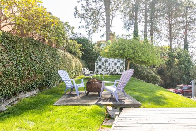 Garden Retreat • Deck Dining + Fire Pit