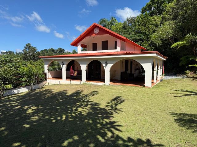Escape to a Mountain Hideaway w- Jacuzzi & Scenic Views in Cayey