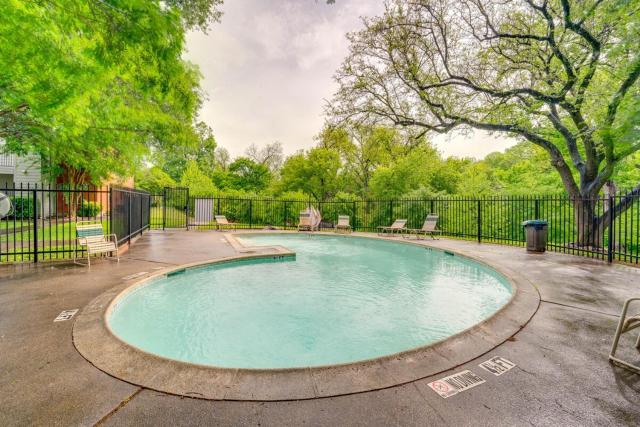1 Bedroom apt w Swimming Pool Wifi Parking In Dallas TX
