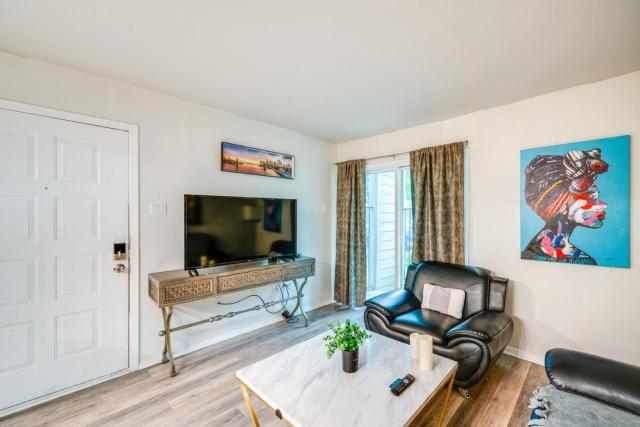 1 Bedroom apt w Swimming Pool Wifi Parking In Dallas TX