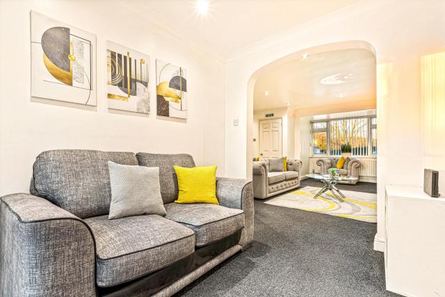 4 Bedrooms Homely House - Sleeps 8 Comfortably with 4 Double Beds, Leicester, Free Private Parking, Business Travellers, Contractors, & Holiday-Goers, Near All Major Transport Links in Leicester & City Centre