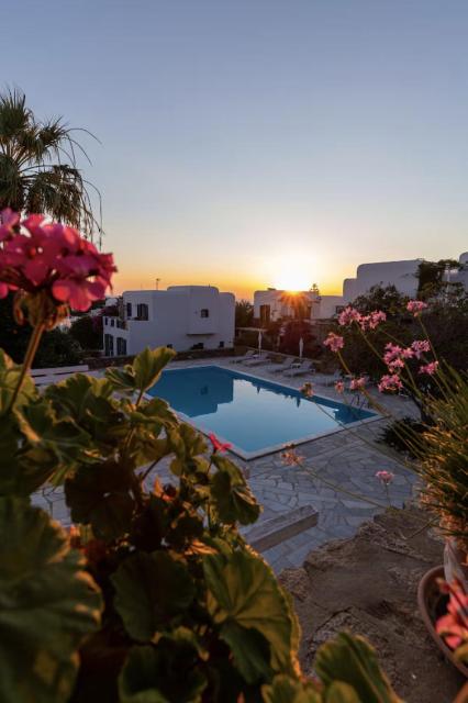 Nēso - Stylish Poolside Escape for 6 in Mykonos Town