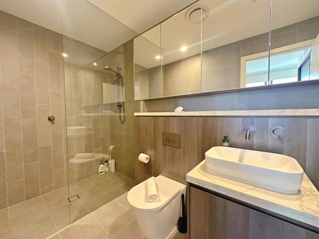 Luxury Poolside 2 BR Apt in Olympic park